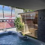 Arena Deluxe & Hotel *