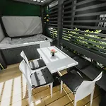 Arena Deluxe & Hotel *