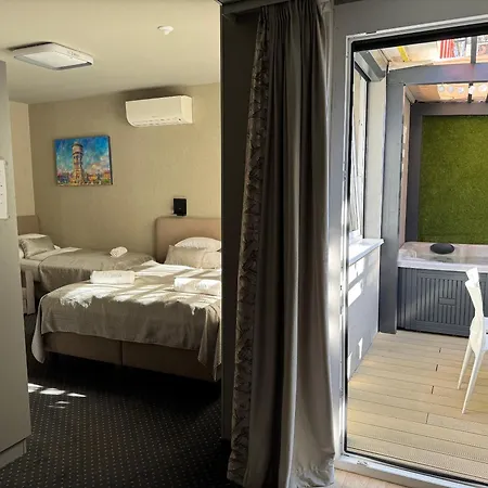 Arena Deluxe & Hotel *