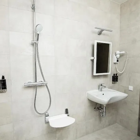 Arena Deluxe & Hotell