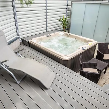 Arena Deluxe & Hotell *