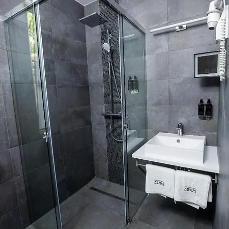 Arena Deluxe & Hotell