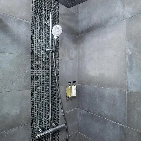 Arena Deluxe & Hotell *