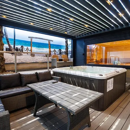Arena Deluxe & Hotell *
