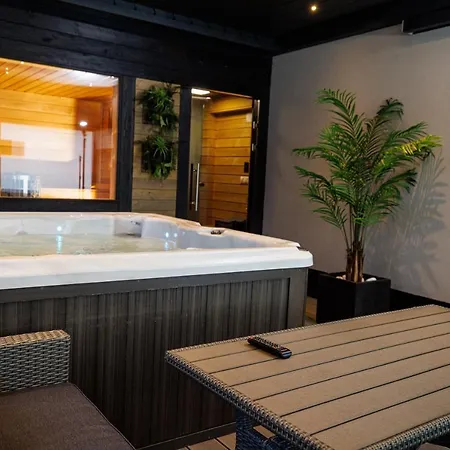 Arena Deluxe & Hotell *