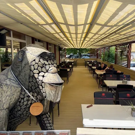 Hotell Arena Deluxe &