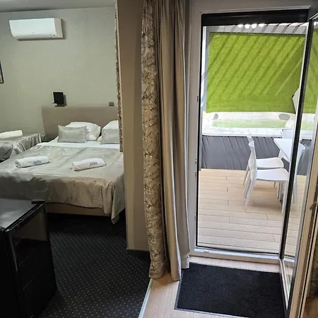 Arena Deluxe & Hotel